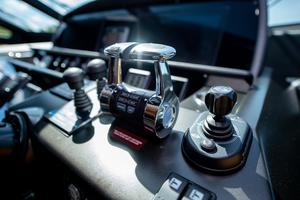Sunseeker 88 Sofi V - Helm