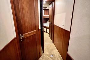 Hatteras 55 HOPE-Hallway Fwd