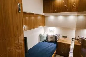 2007 64 Viking CNV Evil Eyes Crew Stateroom (4)