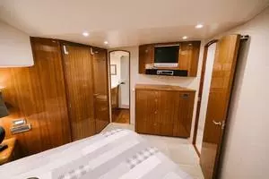2007 64 Viking CNV Evil Eyes Master Stateroom (3)