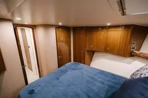 2007 64 Viking CNV Evil Eyes Forward Stateroom (4)