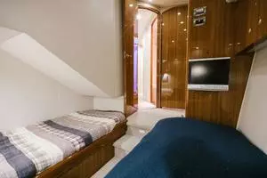 2007 64 Viking CNV Evil Eyes Crew Stateroom (1)