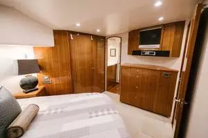 2007 64 Viking CNV Evil Eyes Master Stateroom (4)