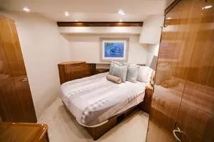 2007 64 Viking CNV Evil Eyes Master Stateroom (2)