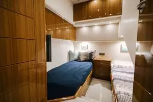 2007 64 Viking CNV Evil Eyes Crew Stateroom (2)