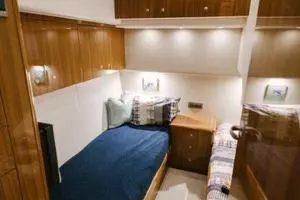 2007 64 Viking CNV Evil Eyes Crew Stateroom (3)