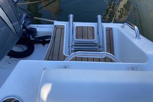 Photo 3464435 for 2011 Sea Hunt Triton 220  