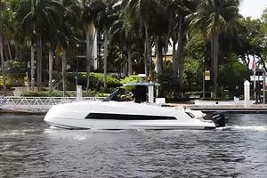 2023 Astondoa 377 Coupe Outboard thumbnail 3