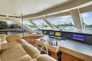 1998 Hatteras 82 Convertible thumbnail 24