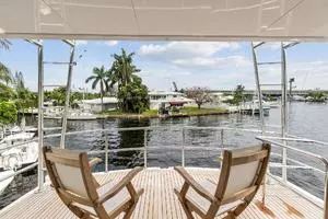 1998 Hatteras 82 Convertible thumbnail 31