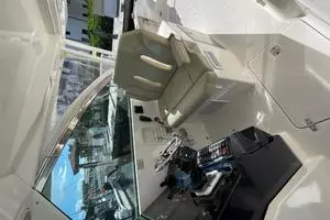 2018 Pursuit 325 DC thumbnail 12