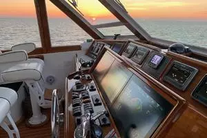 1998 Viking 54 Sport Yacht thumbnail 8