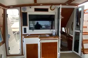 1998 Viking 54 Sport Yacht thumbnail 9