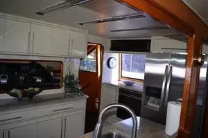 1989 Viking Motor Yacht thumbnail 49