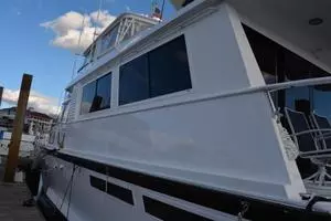 1989 Viking Motor Yacht thumbnail 11