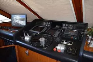 1989 Viking Motor Yacht thumbnail 41