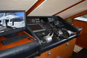 1989 Viking Motor Yacht thumbnail 42