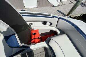 2022 Crownline E305 XS thumbnail 8
