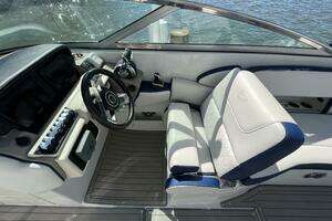 2022 Crownline E305 XS thumbnail 18