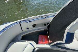 2022 Crownline E305 XS thumbnail 10