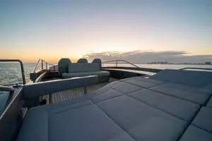 2021 Pershing 8X thumbnail 4