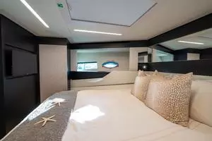 2021 Pershing 8X thumbnail 18