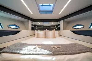 2021 Pershing 8X thumbnail 17