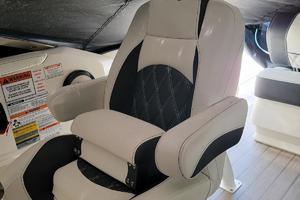 Photo 3682546 for 2019 Bennington 25 QX  