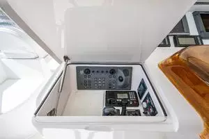 2005 Viking 74 Convertible thumbnail 37