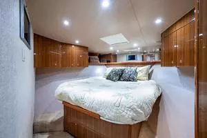 2005 Viking 74 Convertible thumbnail 19