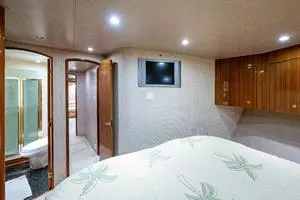 2005 Viking 74 Convertible thumbnail 21
