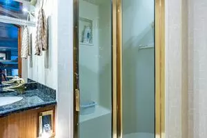 2005 Viking 74 Convertible thumbnail 32