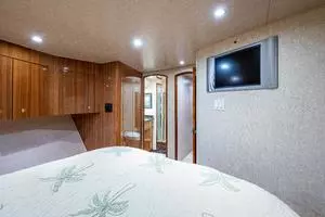 2005 Viking 74 Convertible thumbnail 20