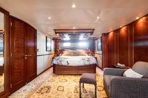 LOWER DECK MASTER STATEROOM