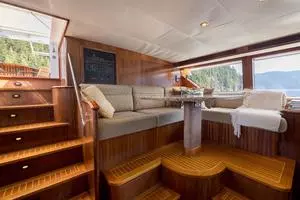 BRIDGE DECK PILOTHOUSE SEATING