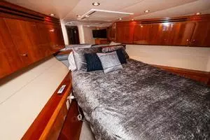 2002 Hatteras 65 Enclosed Bridge thumbnail 13