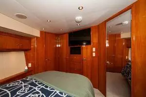 2002 Hatteras 65 Enclosed Bridge thumbnail 10