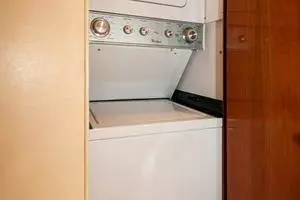 2002 Hatteras 65 Enclosed Bridge thumbnail 19