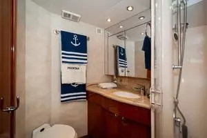 2002 Hatteras 65 Enclosed Bridge thumbnail 14