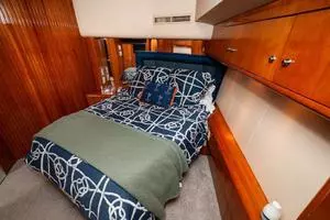 2002 Hatteras 65 Enclosed Bridge thumbnail 11