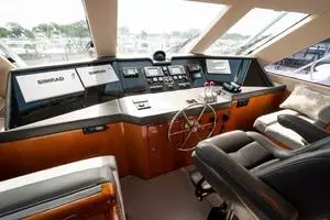 2002 Hatteras 65 Enclosed Bridge thumbnail 3