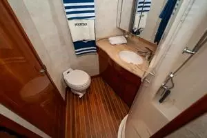 2002 Hatteras 65 Enclosed Bridge thumbnail 15