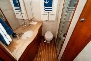 2002 Hatteras 65 Enclosed Bridge thumbnail 12