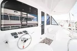 2002 Hatteras 65 Enclosed Bridge thumbnail 4