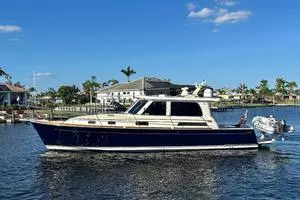 Starlight 2010 Sabre Hardback Express Yacht For Sale in Cape Coral FL