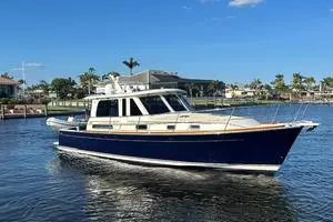 Starlight 2010 Sabre Hardback Express Yacht For Sale in Cape Coral FL