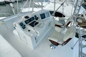 1997 Viking 43 Convertible thumbnail 17
