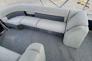 Photo 3753472 for 2023 Starcraft LX 22 R  