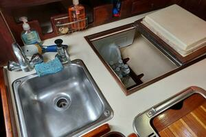 1985 Island Packet thumbnail 20