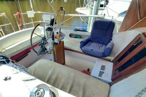 1977 Islander 36 thumbnail 17